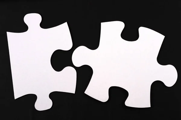Dwa Białe Duże Puzzle Czarnym Tle Puste Miejsce Pojęcie Przedsiębiorstwa — Zdjęcie stockowe