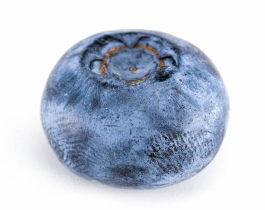 Beyaz arka planda yaban mersini. Yakın plan.