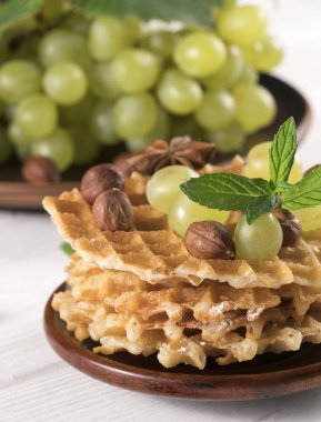 Üzümlü waffle 'lar ve ahşap arka planda beyaz