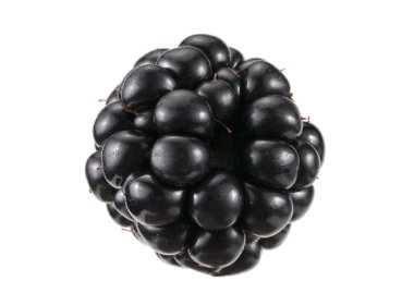 Beyaz arka planda parlak, sulu bir böğürtlen. Yakından bakıldığında, izole edilmiş siyah böğürtlen, yiyecek, meyve...