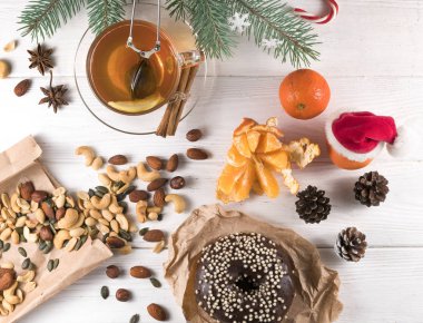 Beyaz arkaplanda şekerli çörek ve çay