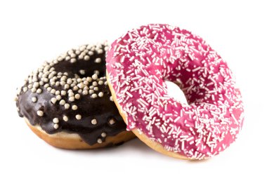 Sprinkles ve beyaz arka plan üzerinde farklı dolguları ile renkli Donuts satırları