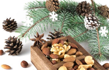 Tahta kutu, beyaz üzerine karışık fındıklar.