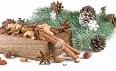 Tahta kutu, beyaz üzerine karışık fındıklar.. 