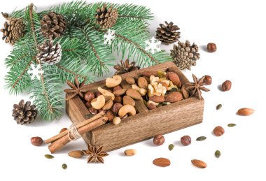 Beyaza izole edilmiş fındıklı ahşap kutu. Noel seti.