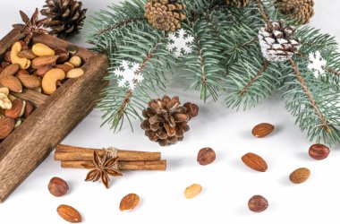 Beyaza izole edilmiş fındıklı ahşap kutu. Noel seti.