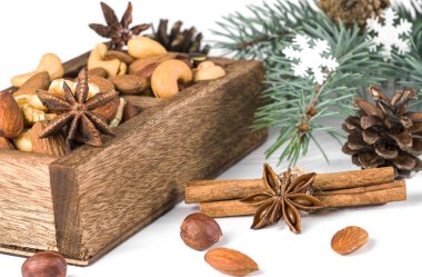 Beyaza izole edilmiş fındıklı ahşap kutu. Noel seti.