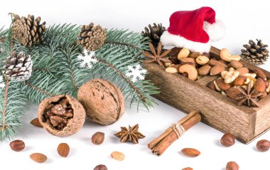 Tahta kutu, beyaz üzerine karışık fındıklar.. 