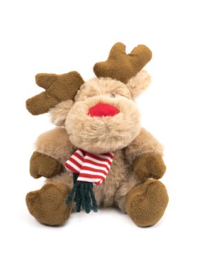 Yumuşak oyuncak mutlu noel geyikleri. Yumuşak oyuncak Mutlu Noel geyiği beyaz arka planda