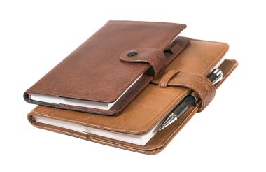 Beyaz arkaplanda iki defter kalem