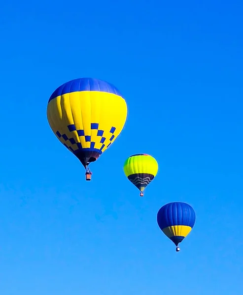 Воздушный Шар Голубом Фоне Неба — стоковое фото