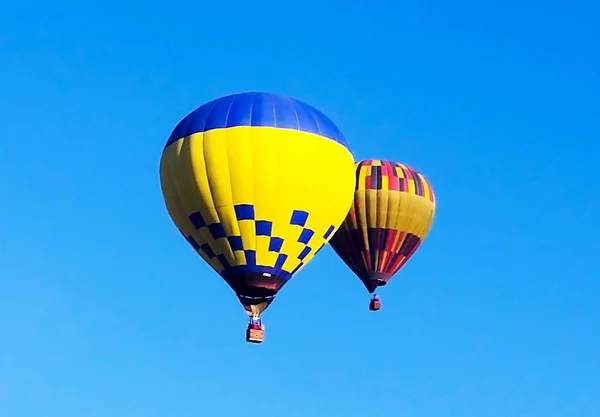 Воздушный Шар Голубом Фоне Неба — стоковое фото