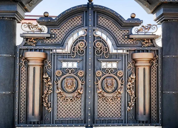 Decorative decoration with forged metal gate products, with a lion-shaped handle
