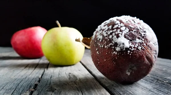 木の背景に赤緑腐ったリンゴ — ストック写真