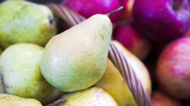 Beyaz arkaplanda lezzetli mango