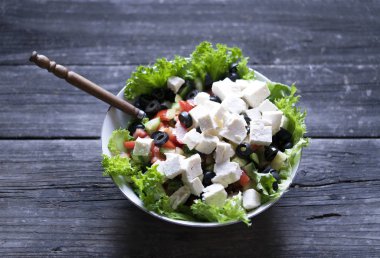 Yunan salata esprisi domates, peynir ve zeytin