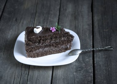 Nefis çikolatalı kek tabakta, açık arkaplanda.