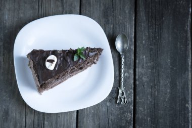 Lezzetli çikolatalı pasta ve masada kaşık