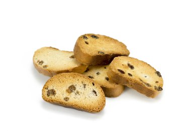 Beyaz arka planda kuru üzümlü krakerler