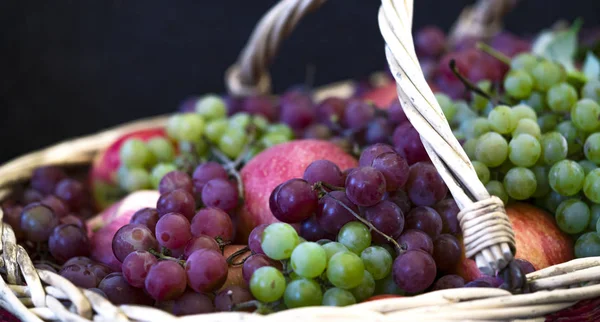 Trauben Und Äpfel Einem Weidenkorb — Stockfoto