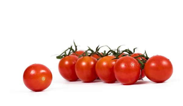 Tomates Cereja Isolados Sobre Fundo Branco — Fotografia de Stock