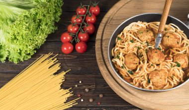 Domates soslu spagetti bolonez makarna, sebze ve kıyma - sade ahşap arka planda ev yapımı sağlıklı İtalyan makarnası. Yukarıdan görüntüle.