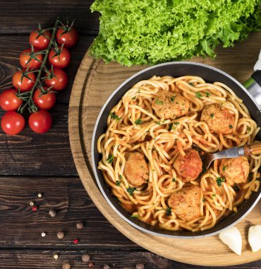 Geleneksel spagetti bolonez, yakın çekim.