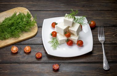 peynir ve domates ahşap arka plan üzerinde