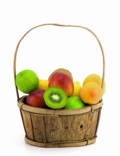 Fruit Een Mand Een Witte Achtergrond — Stockfoto