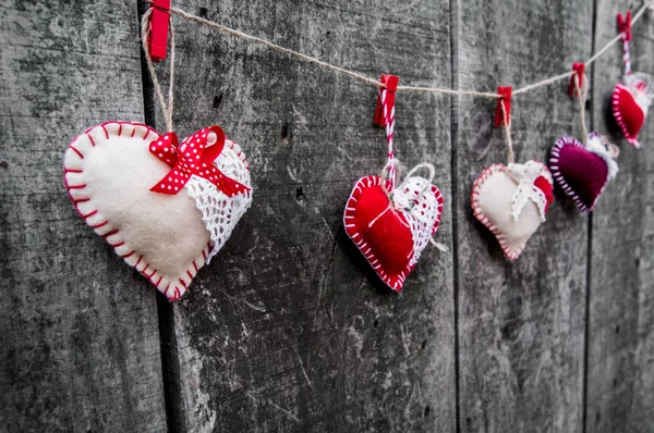 Corazones de colores sobre fondo de madera —  Fotos de Stock