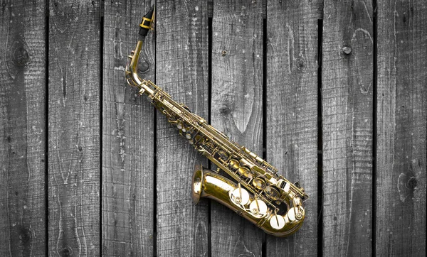 Beau Saxophone Doré Sur Fond Bois — Photo