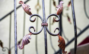 Merdivenlerde demir dövülmesi..