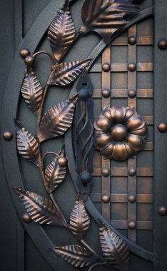 Demir kapılar, süs eşyası döşemeleri, sahte elementler..