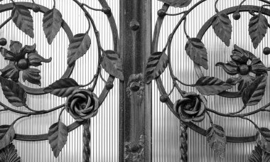 Metalden yapılmış güllü dekoratif ornamen.