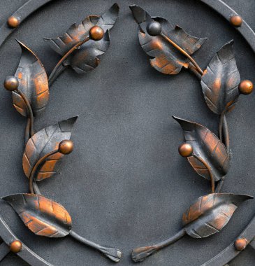 Demir kapılar, süs eşyası döşemeleri, sahte elementler..