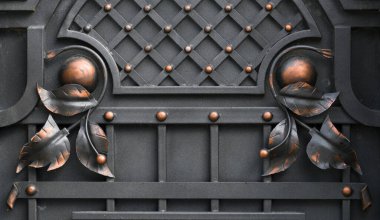 Demir kapılar, süs eşyası döşemeleri, sahte elementler..