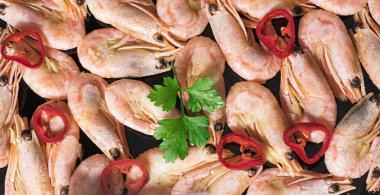 Biberli ve otlu karides.