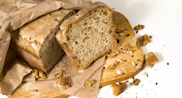 Pão Com Migalhas Uma Tábua Madeira — Fotografia de Stock