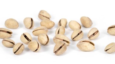 Beyaz bir arka plan üzerinde izole Antep fıstığı yığını