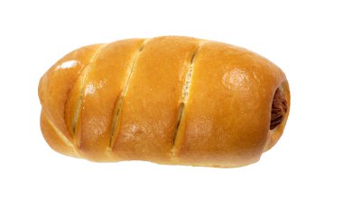 Beyaz arka planda sosisli çörek.