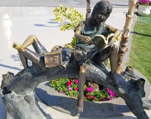 Girls Reading Book Park — Stock Photo, Image