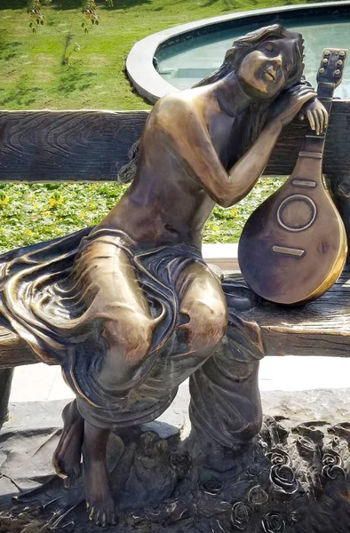 Sculpture Girl Relaxing Seat Marbella Beach — Stock Photo, Image