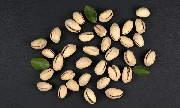 Handvol Pistachenoten Een Zwarte Achtergrond Gezonde Snack Bovenaanzicht — Stockfoto