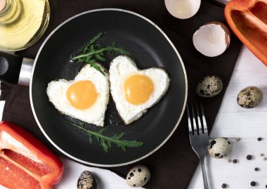 Sahanda yumurta kalp şeklinde