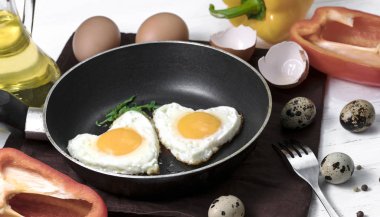 Sahanda yumurta kalp şeklinde