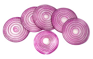 Dilimlenmiş kırmızı soğan halkaları beyaz arka planda izole edilmiş.