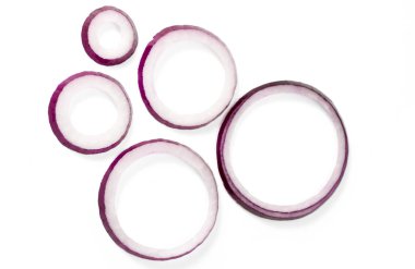 Beyaz arka plan üzerinde izole kırmızı soğan dilimlenmiş. Üstten Görünüm