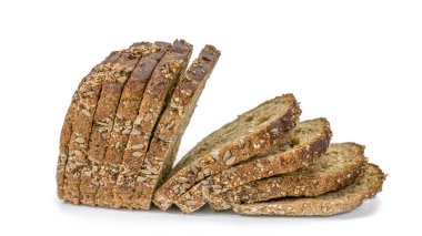 Beyaz arka planda izole edilmiş keten tohumlu siyah ekmek dilimleri