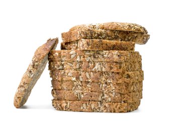 Beyaz arka planda izole edilmiş keten tohumlu siyah ekmek dilimleri