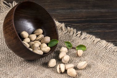 Ahşap masa arka plaka içinde kavrulmuş fıstık fındık